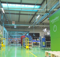 Písecký závod Schneider Electric pokračuje v posilování energetické soběstačnosti. Instaloval FVE, baterie i pokročilý řídicí systém